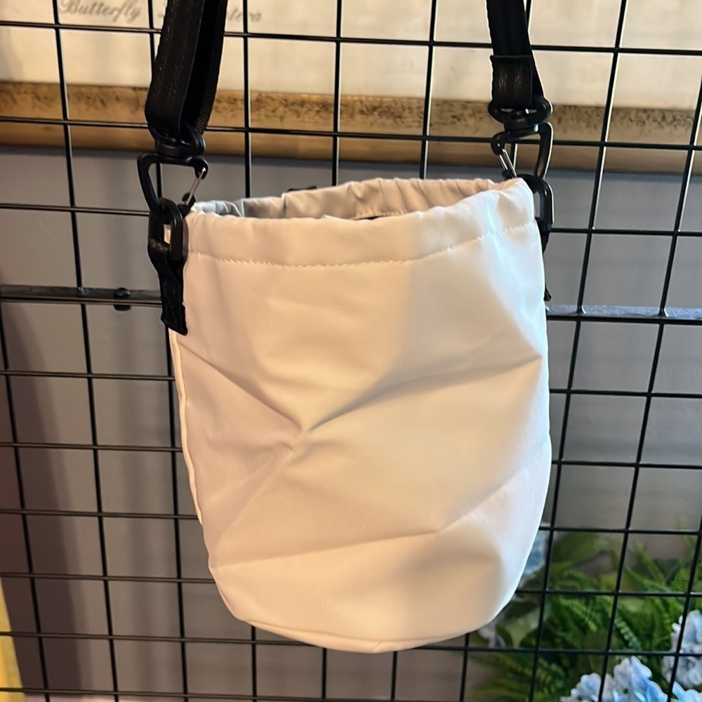 - Carhartt bucket bag crossbody. Off white New Great to use as camera bag - Picture 3 of 5